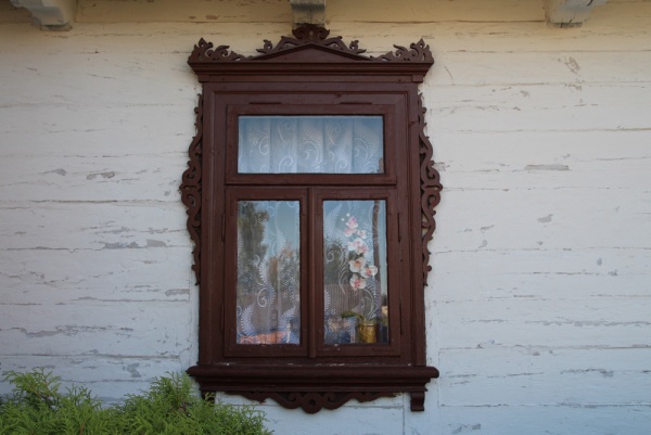 Okno domu drewnianego przy ulicy Tomaszowskiej 16 w Krasnobrodzie