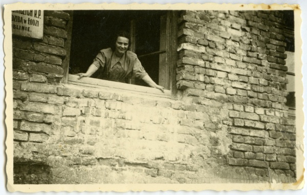 Amelia Krzysiak w oknie Spółdzielni "Włókno Krajowe"