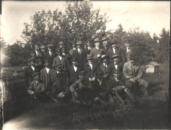 Wycieczka członków Okręgowej Spółdzielni Pszczelarskiej w Lublinie do akcyjnej pasieki w Żabiej Woli w 1925 roku