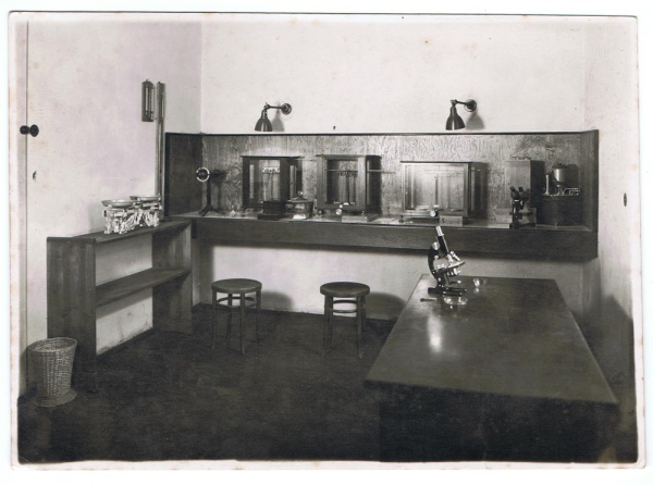 Dział optyczno-wagowy w Laboratorium Doświadczalnym Zakładu Pszczelnictwa w Lublinie w 1942 roku