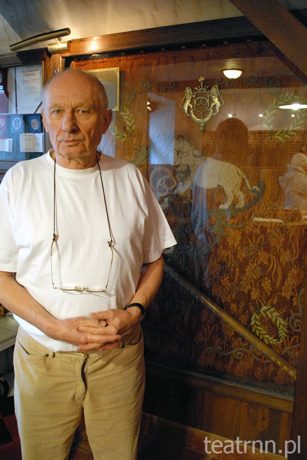 Sergiusz Kuźmiuk przy ścianie z pamiątkami