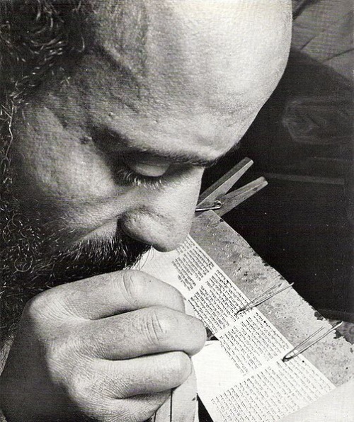 Sofer, osoba przepisująca żydowskie księgi, lata 50. XX wieku (ze zbiorów Wikimedia Commons, www.commons.wikimedia.org)