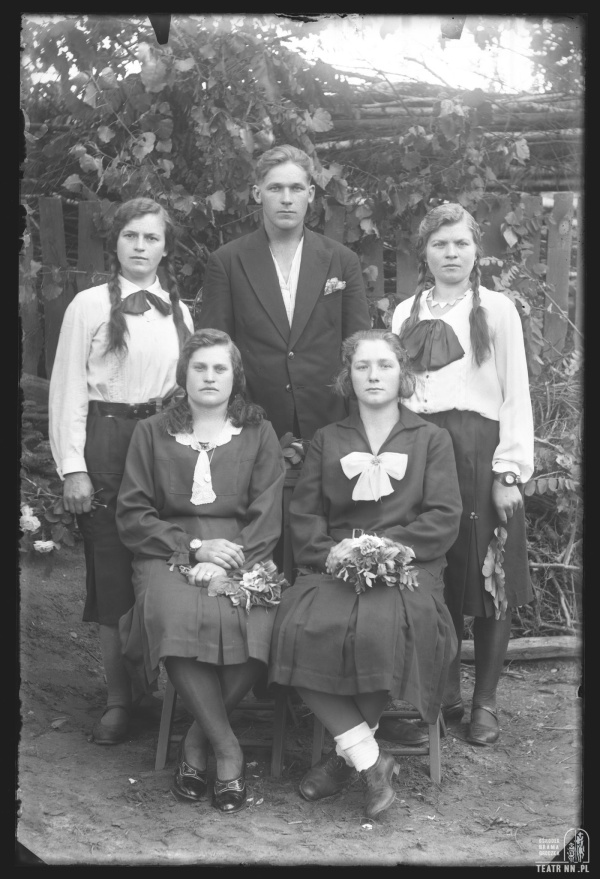 Młody mężczyzna i cztery młode kobiety
