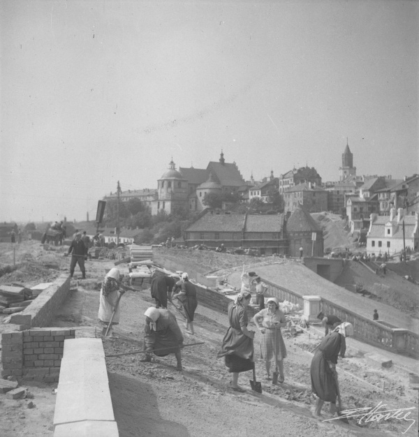 Budowa placu Zebrań Ludowych (obecnie plac Zamkowy) w Lublinie w 1954 roku