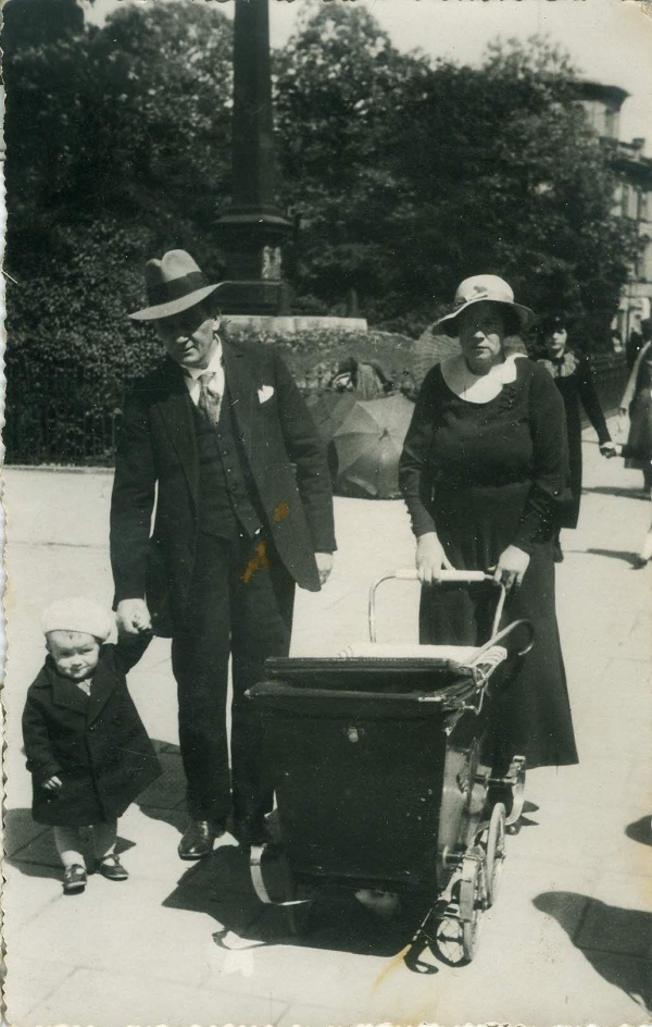 Leszek Szczepański z rodzicami na placu Litewskim w Lublinie. W tle widoczny pomnik Unii Lubelskiej