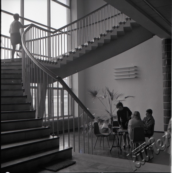 W bibliotece UMCS w Lublinie - u podstawy schodów prowadzących do czytelni
