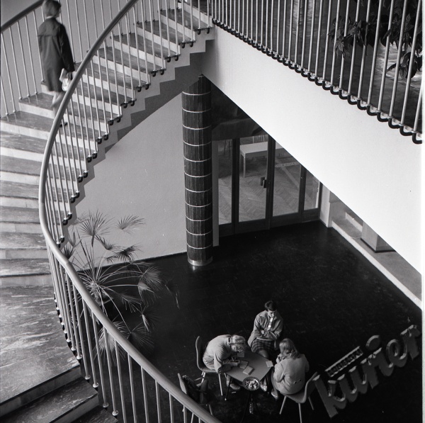 W bibliotece UMCS w Lublinie - na schodach prowadzących do czytelni