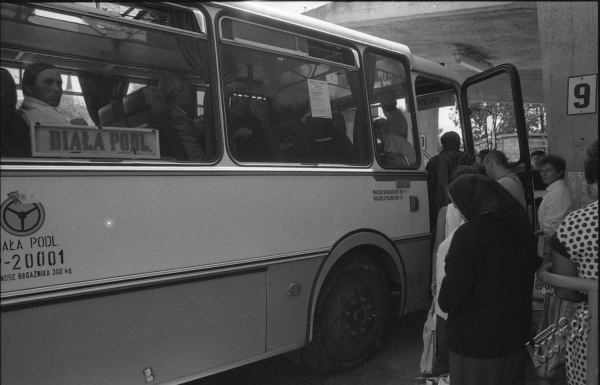 Pasażerowie przy autobusie do Białej Podlaski na Dworcu PKS w Lublinie