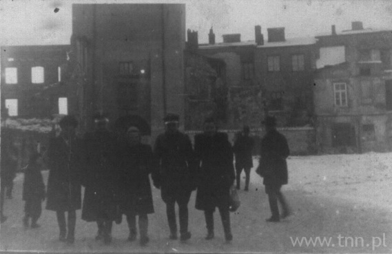 Lublin. Przed ruinami Bramy Krakowskiej w 1944 roku