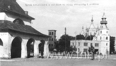 Widok z Rynku na wieżę strażackę i cerkiew p.w. św. Jury oraz hale targowe w Tomaszowie Lubelskim