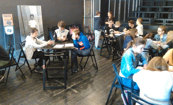Młodzież klasy VI ze Szkoły Podstawowej nr 27 im. M. Montessori w Lublinie podczas warsztatów &quot;Listy do Henia&quot;