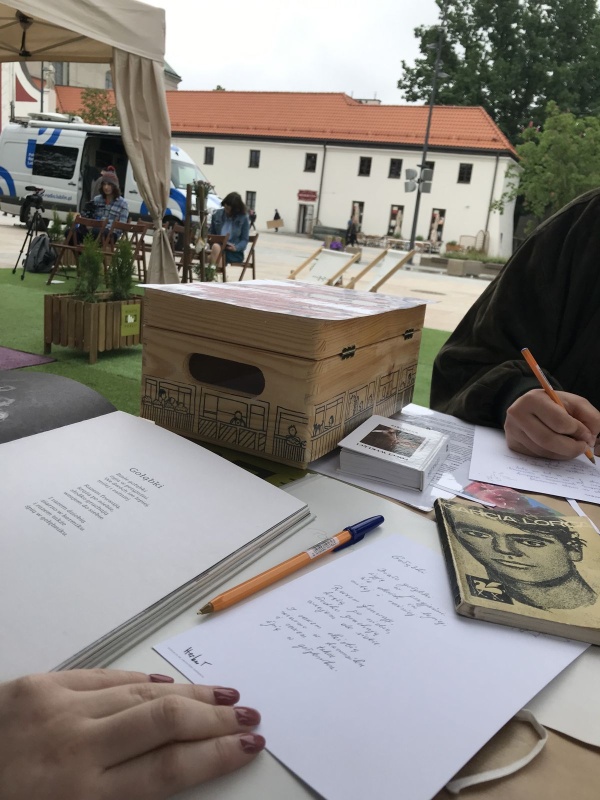 Terytoria Poezji na Placu Litewskim. Akcja "Podaruj wiersz"