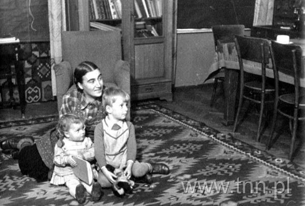 Danuta Magierska z dziećmi Martą i Janem w mieszkaniu przy ulicy Bernardyńskiej 24