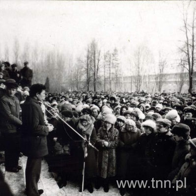 Spotkanie przed WSK Świdnik po wprowadzeniu stanu wojennego
