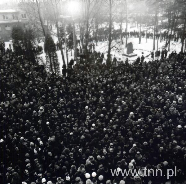 Tłum przy pomniku na terenie WSK Świdnik