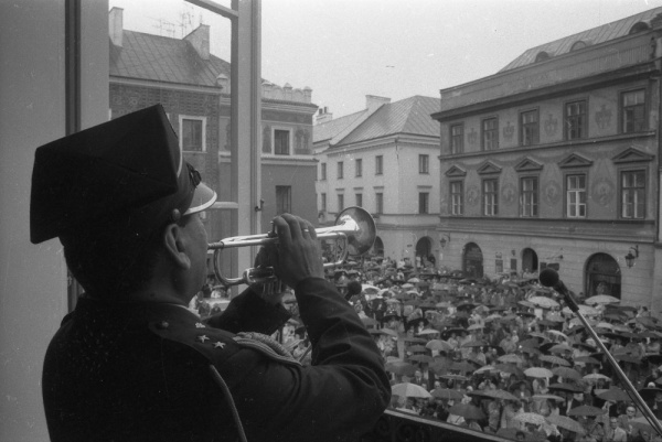 Hejnalista w oknie Trybunału Koronnego w Lublinie