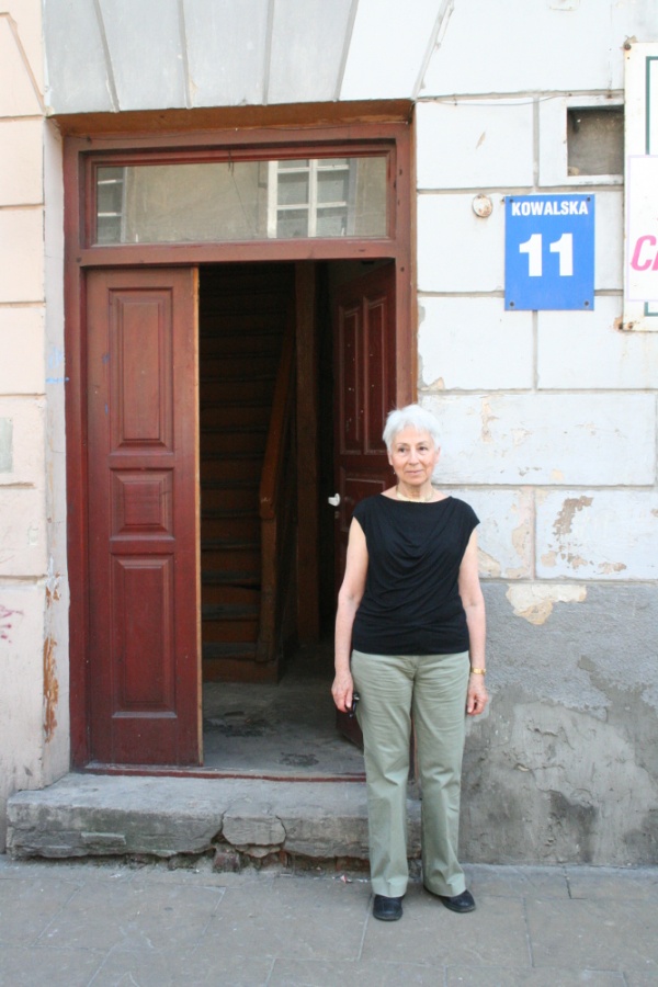 Neta Żytomirska-Avidar przed kamienicą na ul. Kowalskiej 11