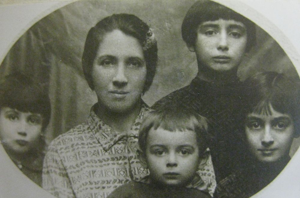 Rodzina Goldszmidt; od lewej Estera Goldszmidt, Goldszmidt Chana Sura z domu Kenigswald, Goldszmidt Malka; z prawej: Goldszmidt Feiga Ida i Abram Abus Goldszmidt