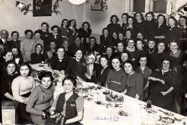 Chaja (Helena) Trachtenberg z domu Wajs (pierwszy rząd; druga od prawej) na ukończeniu kursu projektowania w Lublinie; 1937