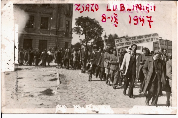 Izaak Trachtenberg (in a white coat) on the Lubliner Reunion; Lublin, 08-09-1947