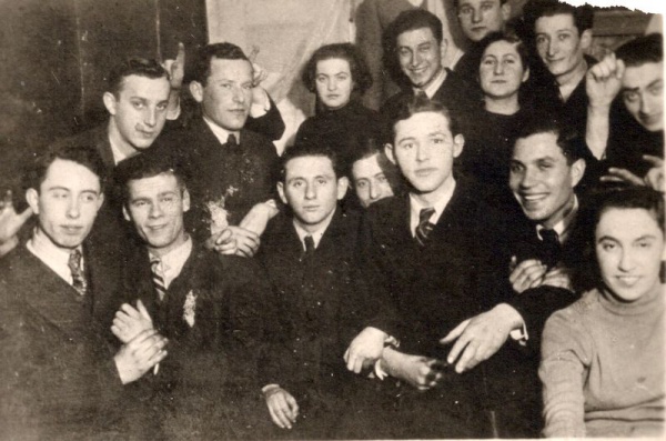 Izaak Trachtenberg (pierwszy rząd; drugi od lewej) i Abba Sloma (po prawej za kobietą) z przyjaciółmi