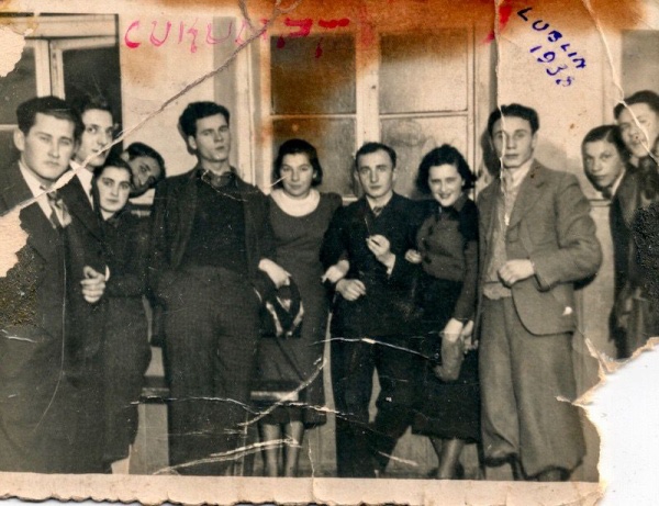Trachtenberg Izaak (piąty od lewej) i Chaja (Helena) z domu Wajs (szósta od lewej) z przyjaciółmi w Lublinie; 1938