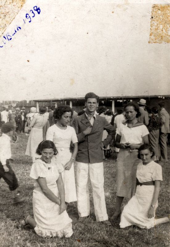 Trachtenberg Izaak (in the center), Paliwoda Czarna née Wajs (on the left), Pesa Fogel née Sloma (on the right) and cousins; Lublin, 1938