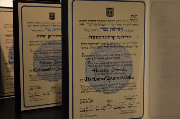 Dyplomy honorowego obywatelstwa Państwa Izrael dla rodziny Jaroszów
