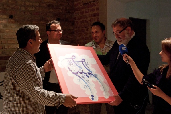 Ahmad Mohammadpour i Seyed Al iMoujani przekazuja obraz kaligraficzny dla miasta Lublin