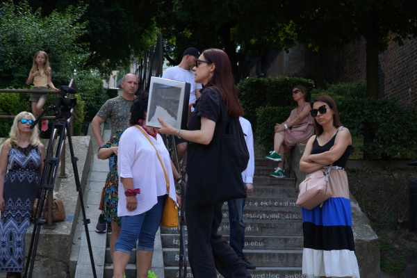 Uczestnicy spaceru miejskiego &quot;Topografia Pamięci&quot; na ulicy Kowalskiej przy Zaułku Hartwigów