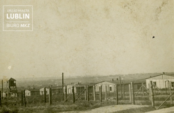 Obóz koncentracyjny na Majdanku - widok na baraki i ogrodzenie