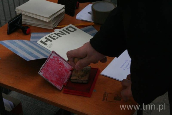 Stemplowanie kopert z listami do Henia Żytomirskiego - "Listy do Henia" 2007