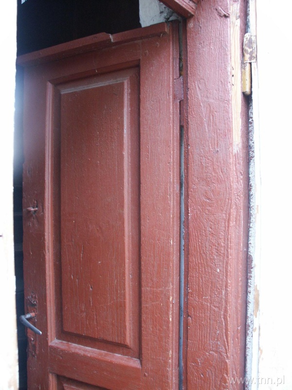 Framuga drzwi domu Leonardy Kazaneckiej ze śladem po mezucie