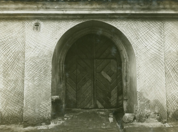 Portal kamienny gotycki z XV w. w kamienicy przy ulicy Rynek nr 6