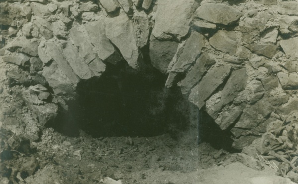 Widok na odkryte sklepienie w murze fundamentów w kościele św. Michała