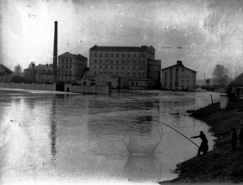 Młyn Braci Krausse w czasie powodzi w Lublinie w 1947 roku. Fotografia