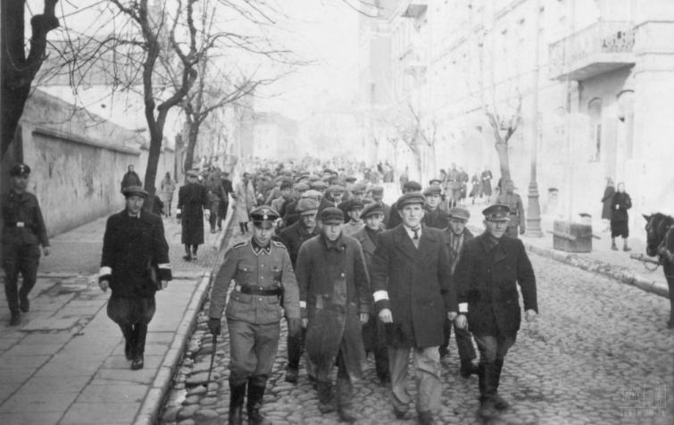Przemarsz żydowskich mężczyzn na ulicy Bernardyńskiej w Lublinie