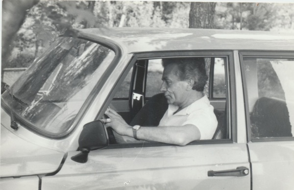 Jan Welik przy samochodzie