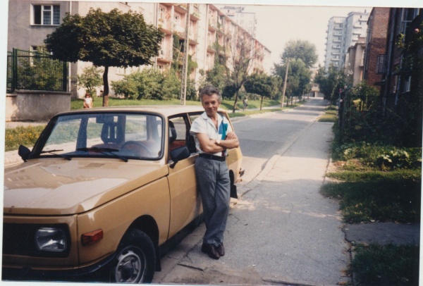 Jan Welik przy samochodzie