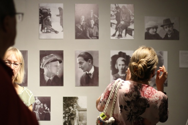 Wystawa „Pamięć rodzinna. Z archiwum Julii Hartwig i Artura Międzyrzeckiego&quot;