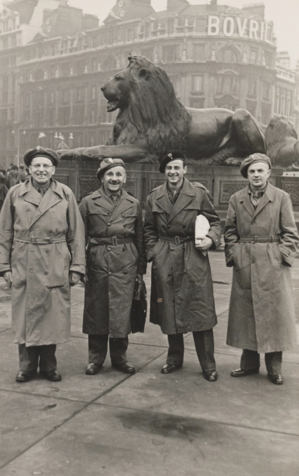 Żołnierze Wojska Polskiego na Trafalgar Square w Londynie