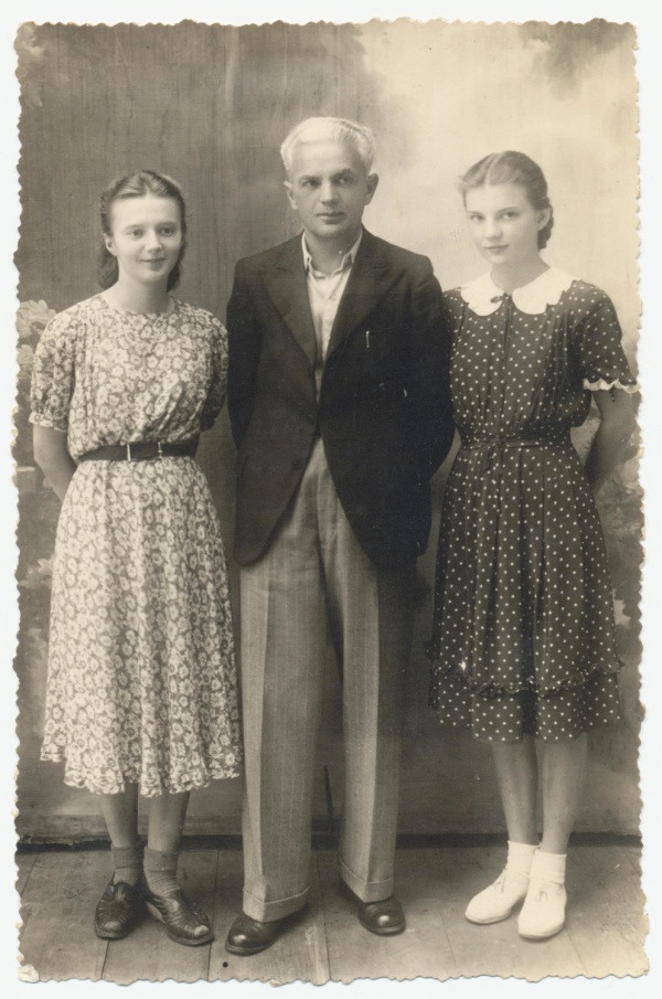 Antoni Szubartowicz wraz z córkami