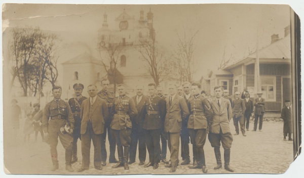 Antoni Szubartowicz (drugi od prawej) wśród pracowników Rejonowej Komendy Uzupełnień na tle kościoła w Kraśniku