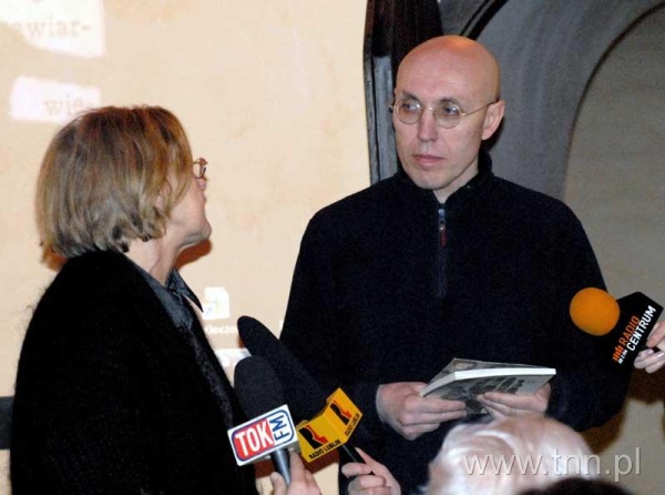 Ewa Derecka i Tomasz Pietrasiewicz podczas promocji książki Mirosława Dereckiego "Lubelskie lata Edwarda Stachury"