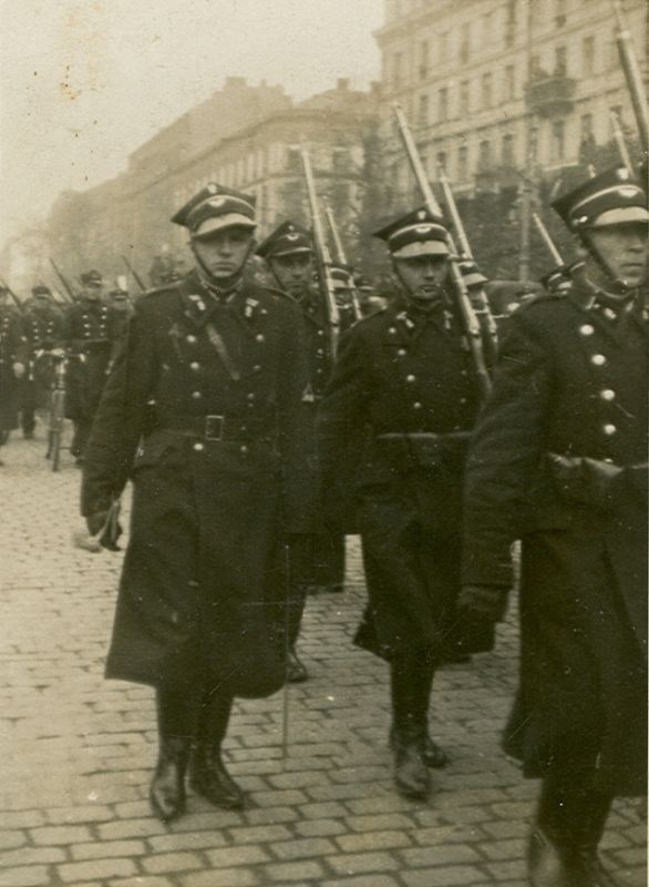 Defilada. Ludwik Golecki w mundurze oficera, lata trzydzieste XX w.