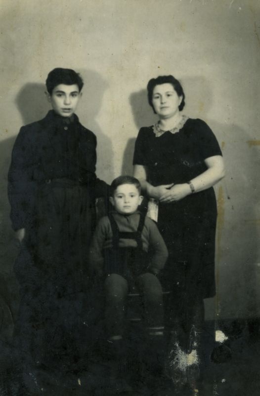 Rachel, Jakub i Bencjon (Beniek) Drutinowie. Uratowani przez rodzinę Grzesiuk, 1947