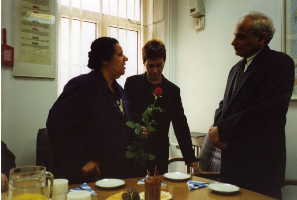 Uroczystość przyznania medalu „Sprawiedliwy Wśród Narodów Świata”. Ambasador Izraela, tłumaczka, Adela Grzesiuk-Dąbska. Warszawa 18 lipca 2000.