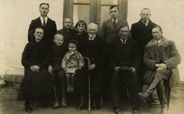 Rodzina Jaroszów. Piaski, kwiecień 1935.