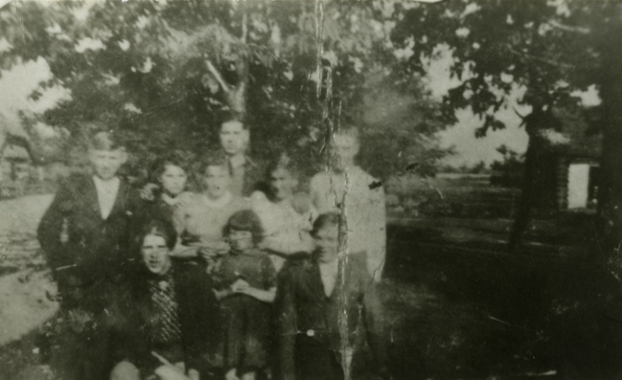 Rodzina Dudziak z przyjaciółmi i Różą Bejman, okres okupacji