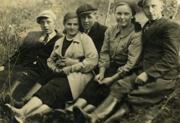 Janina Chromczak (z domu Dudziak) z przyjaciółmi, lata trzydzieste XX w.